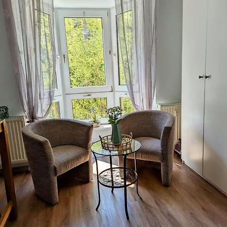 Biene In Apartman *